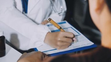 Doktor ve hemşire tıbbi muayeneyi tartışıyor