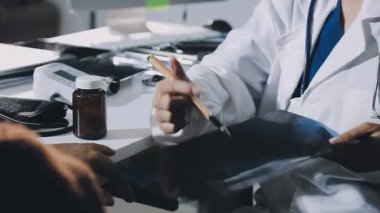 dikmek için dikiş iplikleri hazırlama terzi, örgü, kırpılmış fotoğraf kadar yakın. örme kumaş tutan kadın. Dikiş