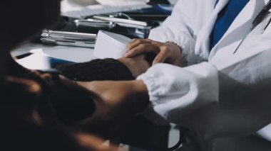 Doktor hastaların tansiyonlarını ölçüyor.