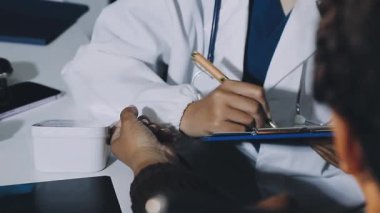 Dijital tableti elinde tutan tıp doktorunun ellerini kapatın.