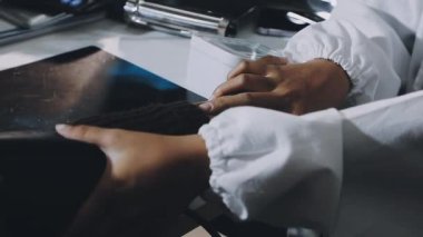 Profesyonel kadın ellerinin kuaförde dövme tutarken kesilen fotoğrafı.