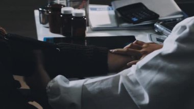 Elinde kalem tutan bir kadının ellerini kapatın.