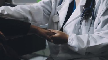 Doktor ve hasta hastanede.