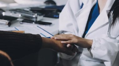 Doktor klinikte el sıkışıyor.