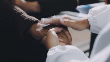 Genç bir çifte aşık eller.