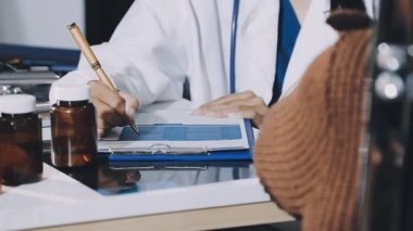 Doktor hastanede çalışıyor.