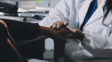 Doktorun eli hastaya steteskop tutuyor.