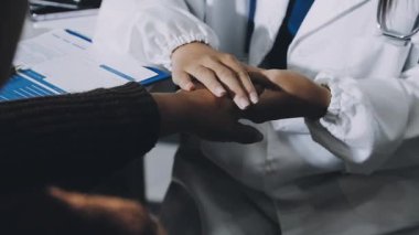 Doktorlar tıbbi ekibe el uzatıyor, ekip çalışması ve sağlık hizmetleri kavramı, orijinal fotoset