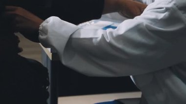 Doktorlar ofiste toplantı yapıyor, yakın plan.