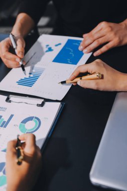 Muhasebe şirketi kazançlı nakit akışı için finansman ve vergilendirme planlaması, ofiste çalışan denetçi ve muhasebeci ekibi, mali verileri ve muhasebe kayıtlarını hesap makinesiyle analiz eder.