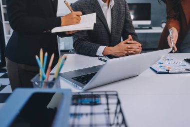 Muhasebe şirketi kazançlı nakit akışı için finansman ve vergilendirme planlaması, ofiste çalışan denetçi ve muhasebeci ekibi, mali verileri ve muhasebe kayıtlarını hesap makinesiyle analiz eder.