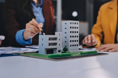 Emlakçı ve müşteri ev, sigorta ya da emlak satın almak için sözleşme imzalarlar. Ev kiralarlar, sigorta yaptırırlar, emlak veya emlak kredisi alırlar..