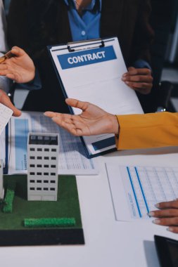 Emlakçı ve müşteri ev, sigorta ya da emlak satın almak için sözleşme imzalarlar. Ev kiralarlar, sigorta yaptırırlar, emlak veya emlak kredisi alırlar..