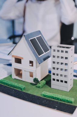 ESG (Çevresel, sosyal, kurumsal yönetim) organizasyon planlaması üzerine beyin fırtınası yapan bir grup iş adamı. Sürdürülebilir işler, iş arkadaşları takım çalışması. Kapat.