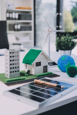 ESG (Çevresel, sosyal, kurumsal yönetim) organizasyon planlaması üzerine beyin fırtınası yapan bir grup iş adamı. Sürdürülebilir işler, iş arkadaşları takım çalışması. Kapat.