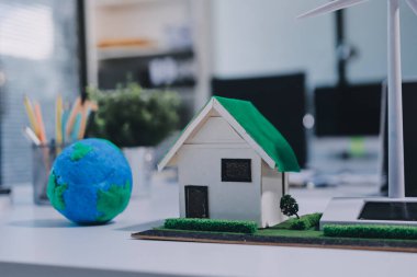 ESG (Çevresel, sosyal, kurumsal yönetim) organizasyon planlaması üzerine beyin fırtınası yapan bir grup iş adamı. Sürdürülebilir işler, iş arkadaşları takım çalışması. Kapat.