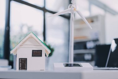 ESG (Çevresel, sosyal, kurumsal yönetim) organizasyon planlaması üzerine beyin fırtınası yapan bir grup iş adamı. Sürdürülebilir işler, iş arkadaşları takım çalışması. Kapat.