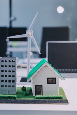 ESG (Çevresel, sosyal, kurumsal yönetim) organizasyon planlaması üzerine beyin fırtınası yapan bir grup iş adamı. Sürdürülebilir işler, iş arkadaşları takım çalışması. Kapat.