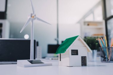 ESG (Çevresel, sosyal, kurumsal yönetim) organizasyon planlaması üzerine beyin fırtınası yapan bir grup iş adamı. Sürdürülebilir işler, iş arkadaşları takım çalışması. Kapat.