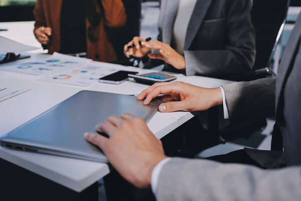 Бухгалтерская компания обеспечивает финансовое и налоговое планирование прибыльных денежных потоков, аудиторская и бухгалтерская команда, работающая в офисе, анализирует финансовые данные и бухгалтерскую отчетность с помощью калькулятора.