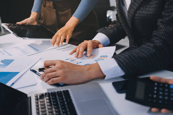 Бухгалтерская компания обеспечивает финансовое и налоговое планирование прибыльных денежных потоков, аудиторская и бухгалтерская команда, работающая в офисе, анализирует финансовые данные и бухгалтерскую отчетность с помощью калькулятора.