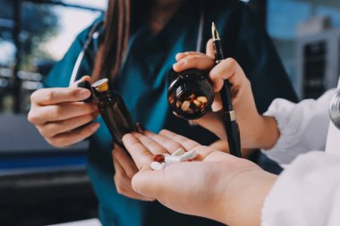 Hastane konferans salonunda kıdemli hekimin sunumu ve sağlık uygulamaları üzerine profesyonel eğitim oturumuna katılan bir grup doktor