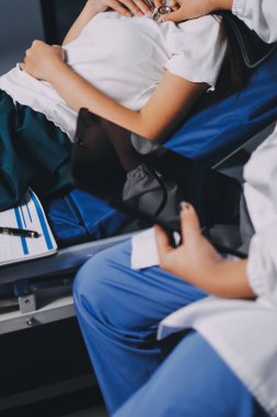 Şefkatli Kadın Doktor Hastane Yatağında Kıdemli Hasta İnceleme, Empati ve Bakım Gösterme