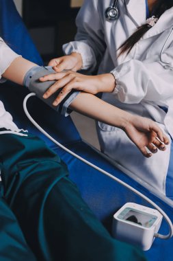 Hemşire masada yaşlı kadının kan basıncını ölçtü, yakın çekim. Üst düzey nesillere yardımcı olmak