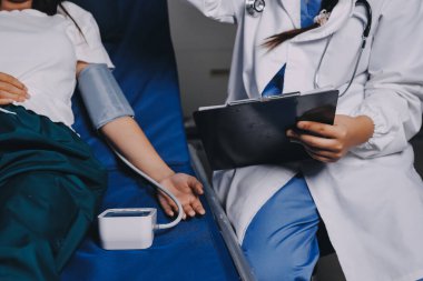 Hemşire masada yaşlı kadının kan basıncını ölçtü, yakın çekim. Üst düzey nesillere yardımcı olmak