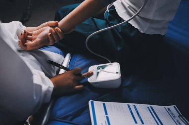 Hemşire masada yaşlı kadının kan basıncını ölçtü, yakın çekim. Üst düzey nesillere yardımcı olmak