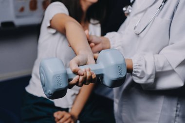 Fizyoterapistle antrenman yapan yaşlı bir kadın. Evde terapist kullanıyor. Huzurevinde yaşlı bir kadına destek oluyor.