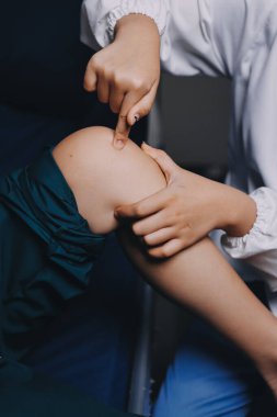 Rehabilitasyon terapisi, rehabilitasyon merkezlerinde çalışan profesyonel erkek fizyoterapistler, erkek hastaların bacak ve kas ağrılarını tedavi ederken,.