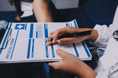 Rehabilitasyon terapisi, rehabilitasyon merkezlerinde çalışan profesyonel erkek fizyoterapistler, erkek hastaların bacak ve kas ağrılarını tedavi ederken,.