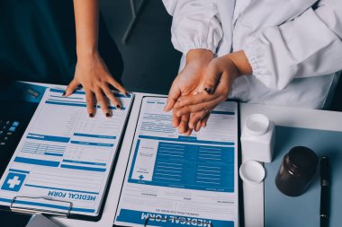 Hastane konferans salonunda kıdemli hekimin sunumu ve sağlık uygulamaları üzerine profesyonel eğitim oturumuna katılan bir grup doktor