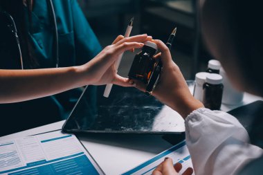 Hastane konferans salonunda kıdemli hekimin sunumu ve sağlık uygulamaları üzerine profesyonel eğitim oturumuna katılan bir grup doktor