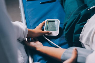 Hemşire masada yaşlı kadının kan basıncını ölçtü, yakın çekim. Üst düzey nesillere yardımcı olmak