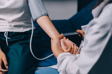 Hemşire masada yaşlı kadının kan basıncını ölçtü, yakın çekim. Üst düzey nesillere yardımcı olmak