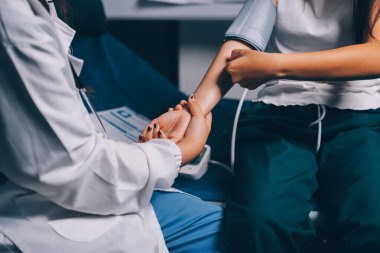 Hemşire masada yaşlı kadının kan basıncını ölçtü, yakın çekim. Üst düzey nesillere yardımcı olmak