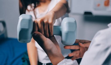 Fizyoterapistle antrenman yapan yaşlı bir kadın. Evde terapist kullanıyor. Huzurevinde yaşlı bir kadına destek oluyor.