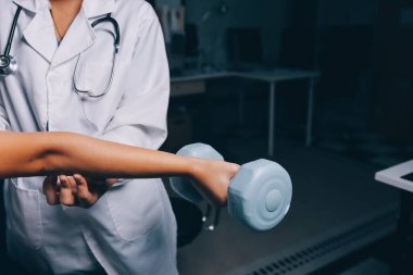 Fizyoterapistle antrenman yapan yaşlı bir kadın. Evde terapist kullanıyor. Huzurevinde yaşlı bir kadına destek oluyor.