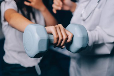 Fizyoterapistle antrenman yapan yaşlı bir kadın. Evde terapist kullanıyor. Huzurevinde yaşlı bir kadına destek oluyor.