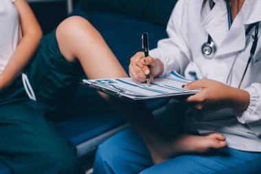 Rehabilitasyon terapisi, rehabilitasyon merkezlerinde çalışan profesyonel erkek fizyoterapistler, erkek hastaların bacak ve kas ağrılarını tedavi ederken,.