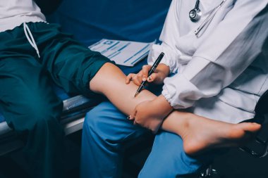 Rehabilitasyon terapisi, rehabilitasyon merkezlerinde çalışan profesyonel erkek fizyoterapistler, erkek hastaların bacak ve kas ağrılarını tedavi ederken,.