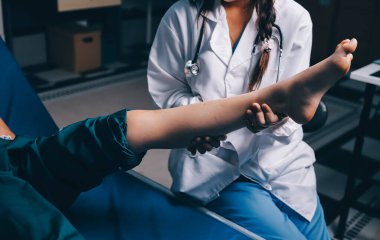 Rehabilitasyon terapisi, rehabilitasyon merkezlerinde çalışan profesyonel erkek fizyoterapistler, erkek hastaların bacak ve kas ağrılarını tedavi ederken,.