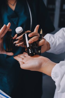 Hastane konferans salonunda kıdemli hekimin sunumu ve sağlık uygulamaları üzerine profesyonel eğitim oturumuna katılan bir grup doktor