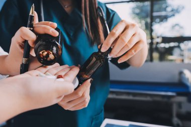 Hastane konferans salonunda kıdemli hekimin sunumu ve sağlık uygulamaları üzerine profesyonel eğitim oturumuna katılan bir grup doktor