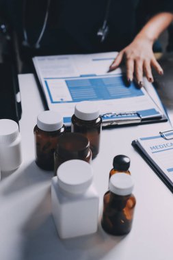 Hastane konferans salonunda kıdemli hekimin sunumu ve sağlık uygulamaları üzerine profesyonel eğitim oturumuna katılan bir grup doktor