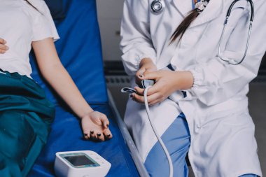 Hemşire masada yaşlı kadının kan basıncını ölçtü, yakın çekim. Üst düzey nesillere yardımcı olmak