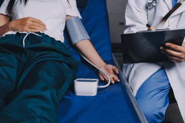 Hemşire masada yaşlı kadının kan basıncını ölçtü, yakın çekim. Üst düzey nesillere yardımcı olmak