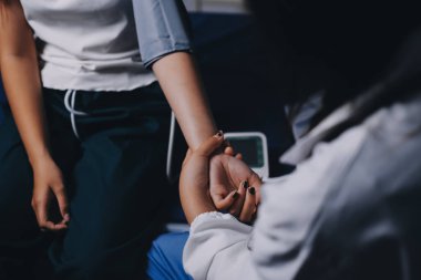 Hemşire masada yaşlı kadının kan basıncını ölçtü, yakın çekim. Üst düzey nesillere yardımcı olmak